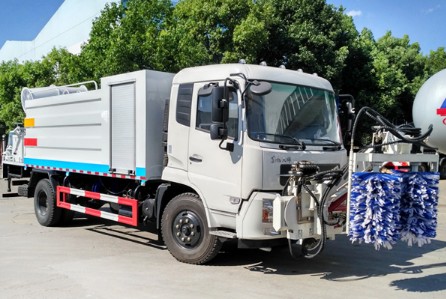 多功能灑水車(chē)-東風(fēng)天錦護欄清洗灑水車(chē)