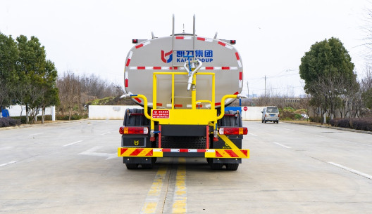 重汽汕德卡后八輪18方灑水車(chē) 重汽汕德卡后八輪18方灑水車(chē)