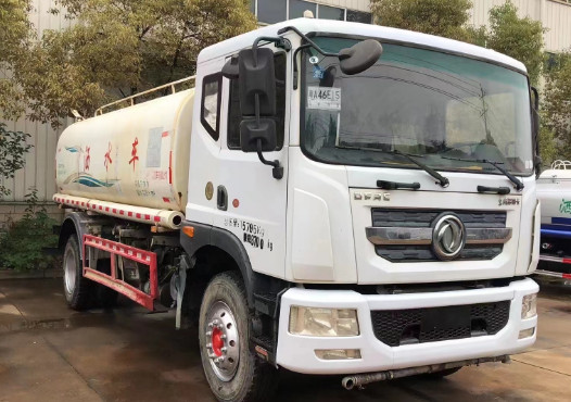 二手15方六缸機灑水車(chē)_二手15方東風(fēng)多利卡D9灑水車(chē)